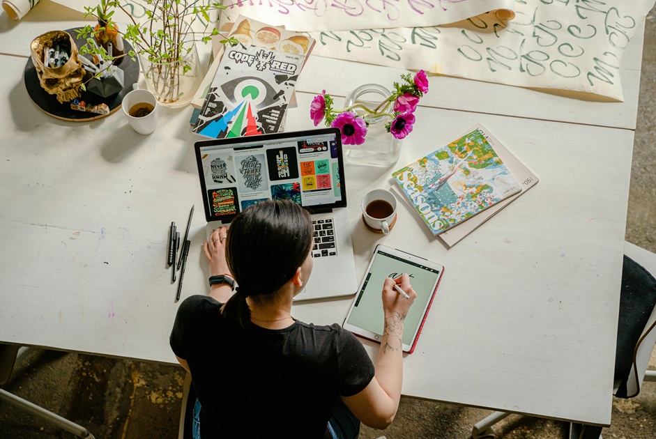 Earn money with online freelance services as a side hustle
